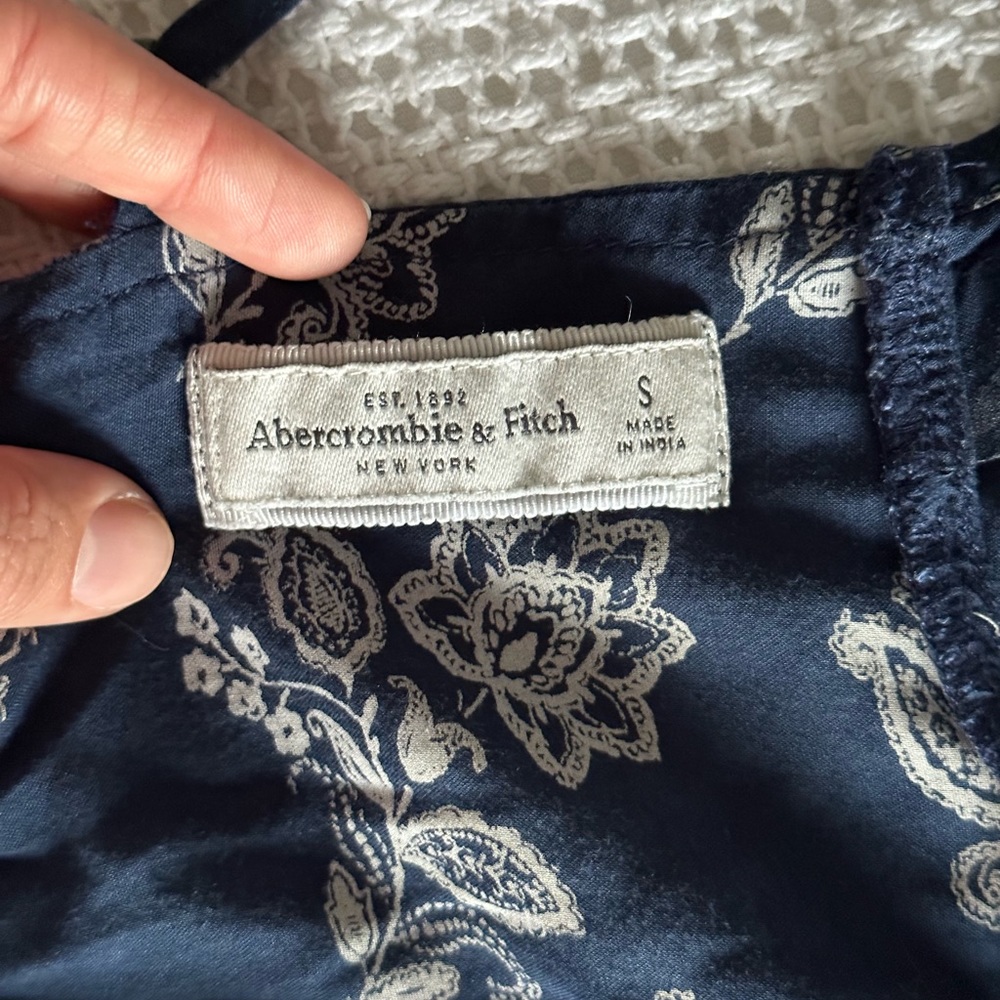 Abercrombie and Fitch navy cropped paisley top